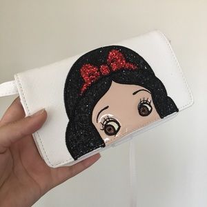 Snow White Danielle Nicole Crossbody